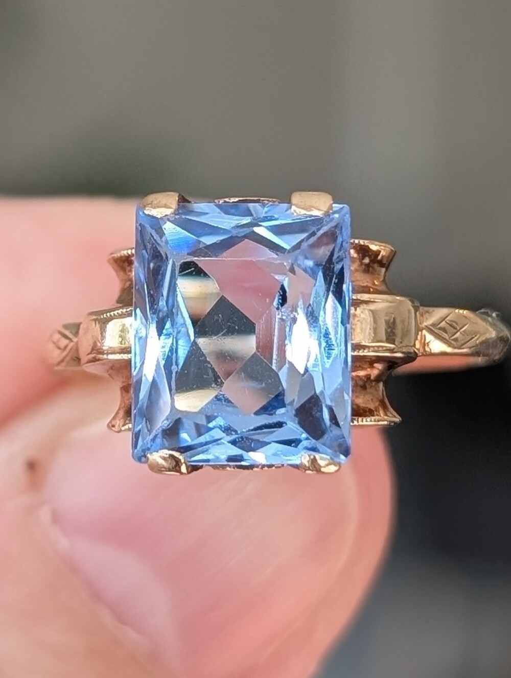 Antique 10K Gold Blue Spinel Ring